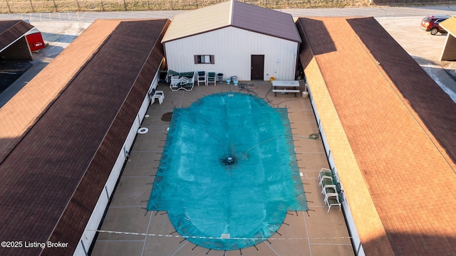 view of swimming pool