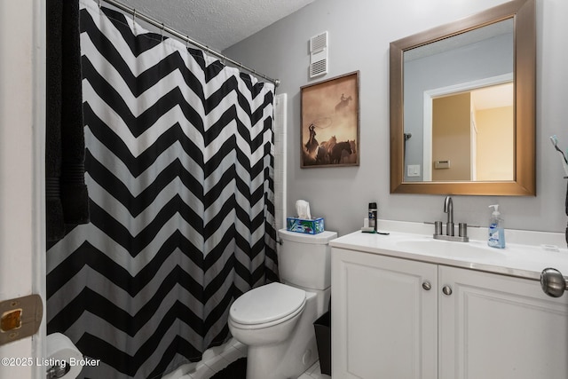 full bath featuring a textured ceiling, toilet, a shower with shower curtain, vanity, and visible vents