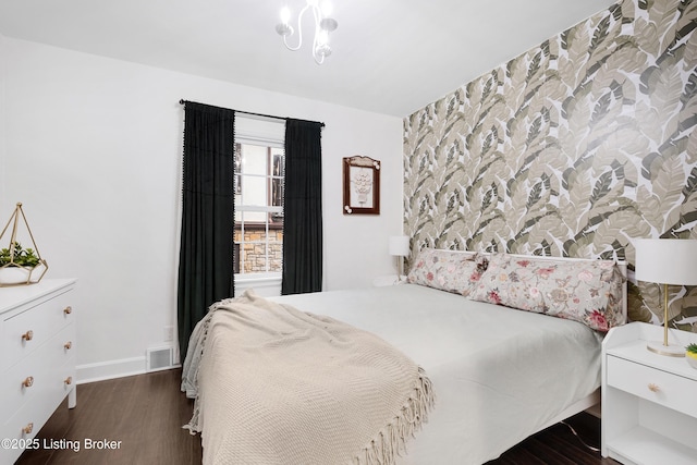 bedroom featuring dark wood-style floors, visible vents, and baseboards