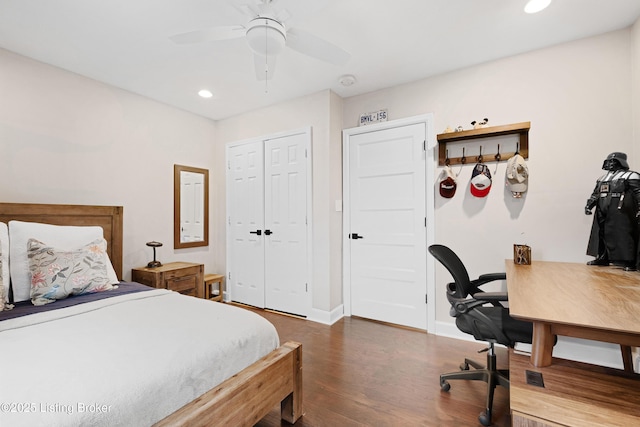 bedroom with recessed lighting, wood finished floors, a ceiling fan, baseboards, and a closet