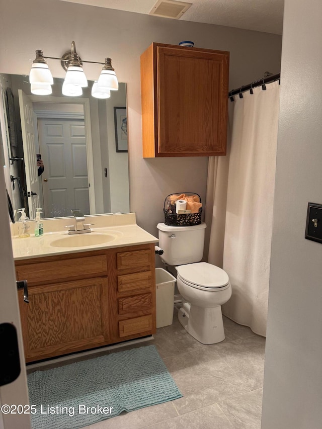 full bath featuring visible vents, vanity, toilet, and a shower with curtain