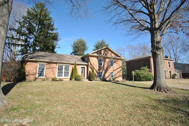 split level home featuring a front yard