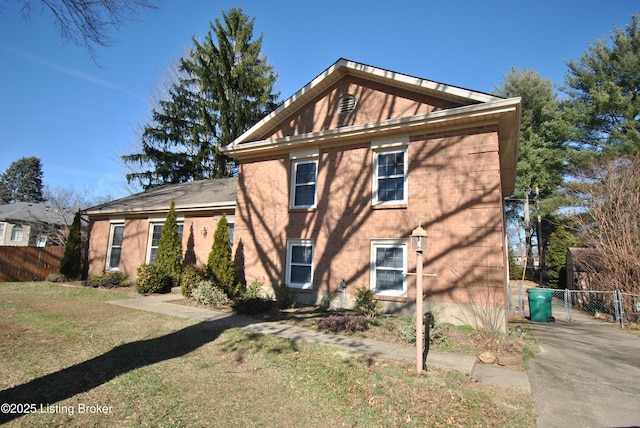 view of front facade featuring fence and a front lawn