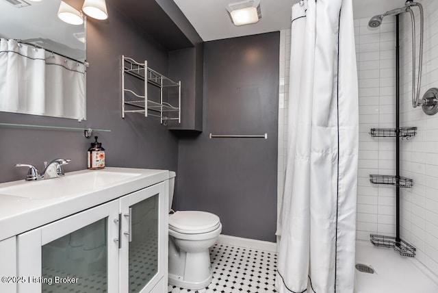 full bath featuring toilet, visible vents, a tile shower, and vanity