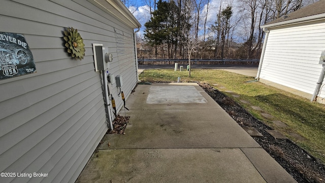 view of yard featuring a patio