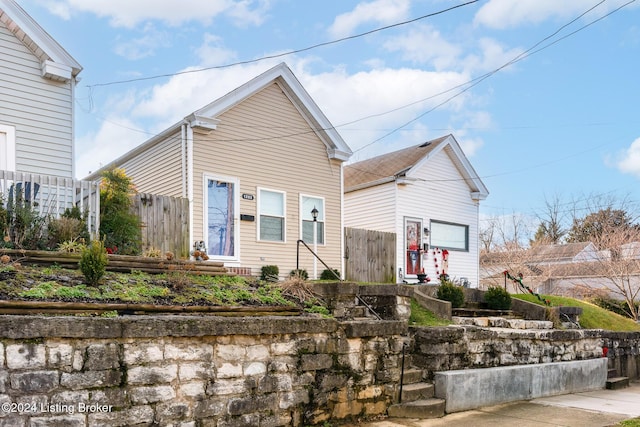 shotgun-style home with fence