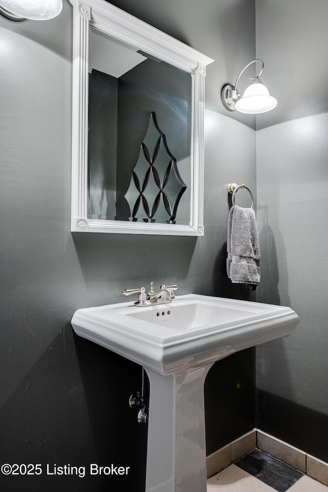 bathroom featuring a sink