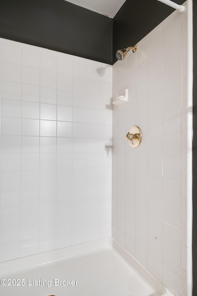 full bathroom featuring tiled shower