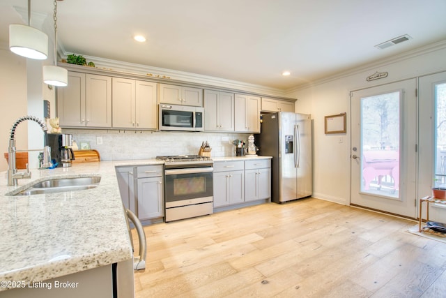 8105 Cedar Crest Ln, Louisville, KY 40291 - kitchen featuring appliances with stainless steel finishes, a sink, gray cabinets, crown molding, and light wood-style flooring