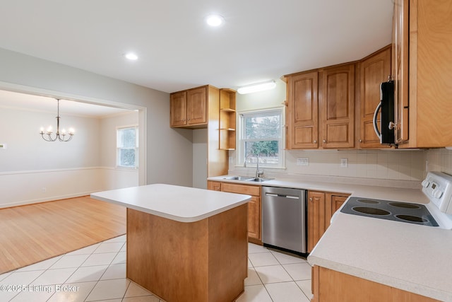 kitchen featuring light tile patterned floors, stainless steel appliances, a sink, and a center island