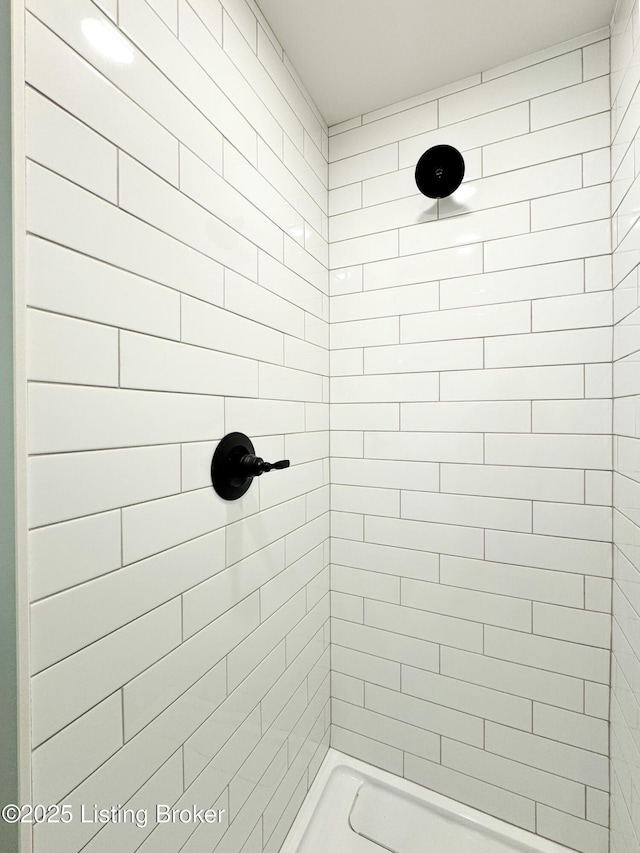 bathroom featuring a tile shower