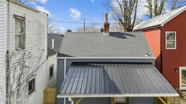 view of side of property featuring a shingled roof