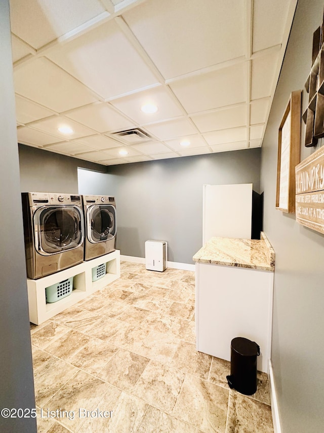 washroom featuring recessed lighting, cabinet space, visible vents, washing machine and dryer, and baseboards