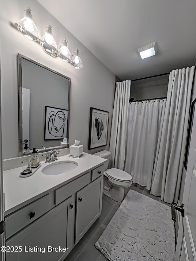 bathroom with a shower with curtain, toilet, and vanity