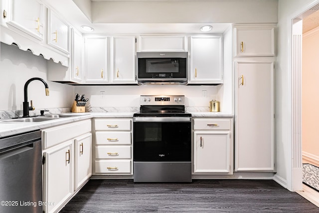 kitchen featuring stainless steel appliances, a sink, dark wood finished floors, and white cabinets