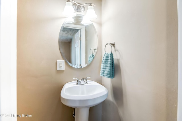 bathroom featuring a sink