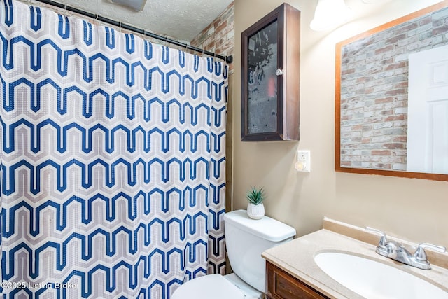 full bathroom with toilet, a shower with shower curtain, a textured ceiling, and vanity