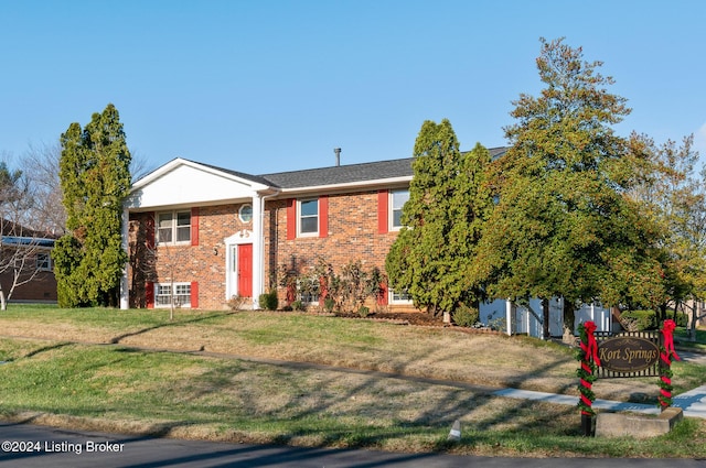 view of front of property featuring a front yard and brick siding