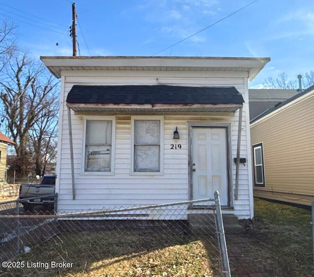 view of front of property featuring fence