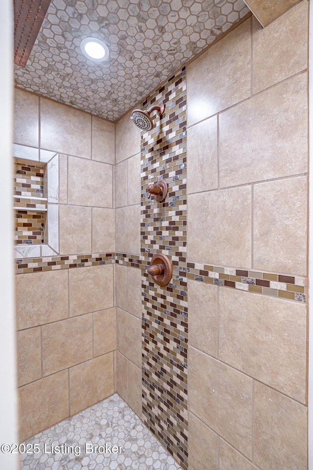 full bathroom featuring a tile shower