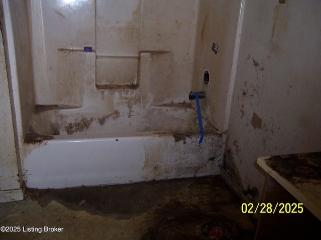 full bathroom featuring a bathing tub