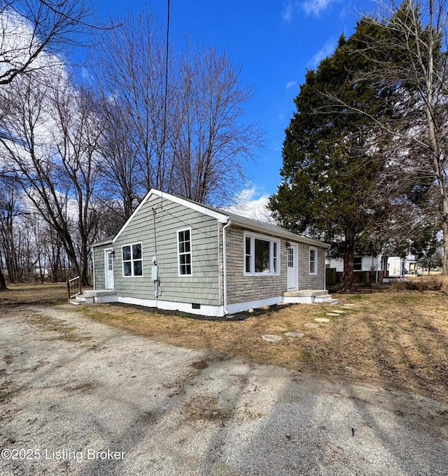 view of front of house featuring crawl space and driveway