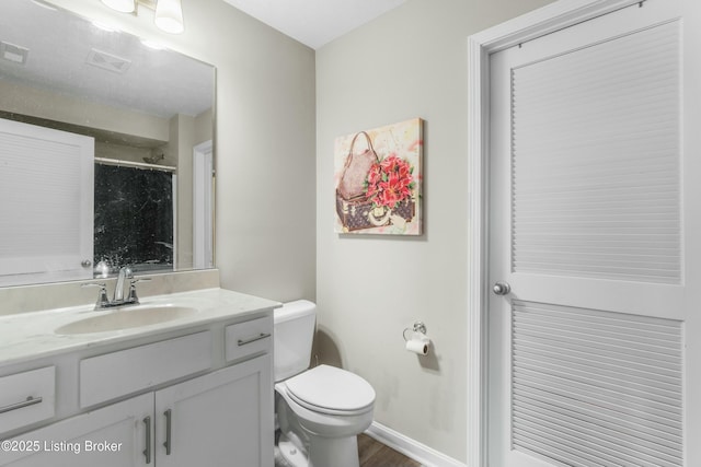 full bathroom featuring a shower, visible vents, toilet, vanity, and baseboards