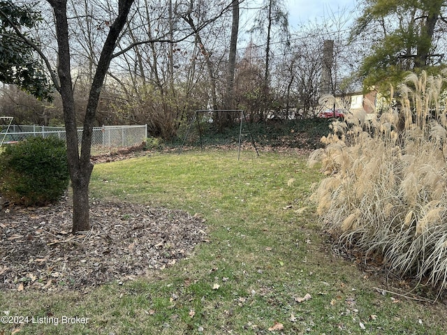 view of yard featuring fence