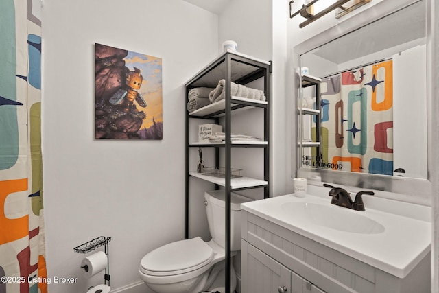 full bathroom featuring a shower with shower curtain, vanity, and toilet