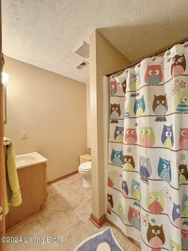 bathroom with curtained shower, toilet, vanity, visible vents, and baseboards