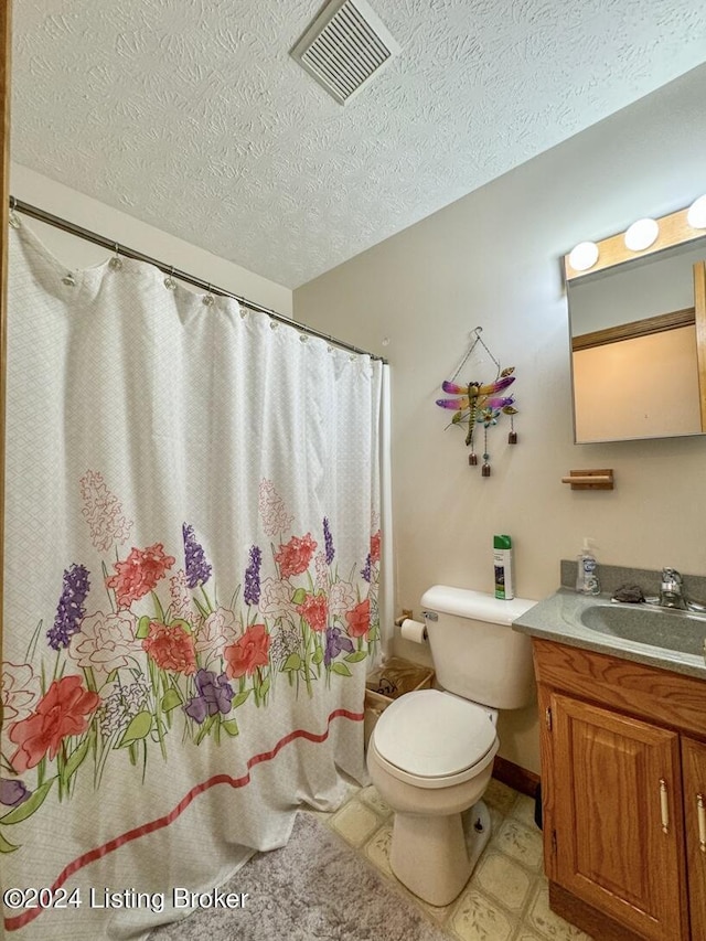 full bath featuring visible vents, a shower with shower curtain, toilet, vanity, and a textured ceiling