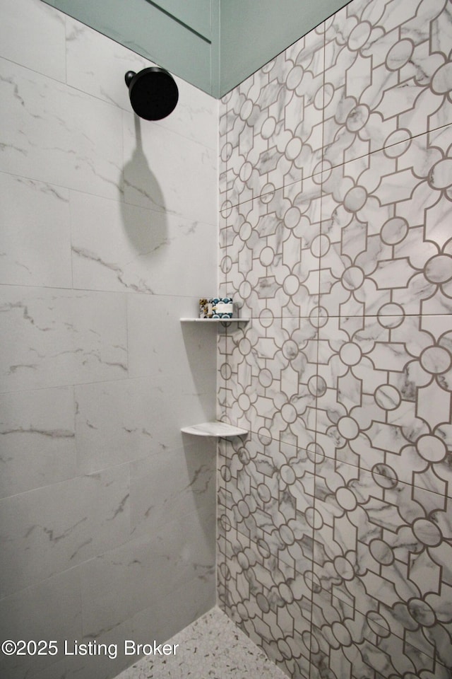 full bathroom featuring tiled shower