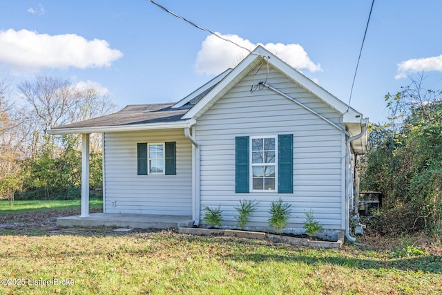 view of front facade with a front lawn and covered porch