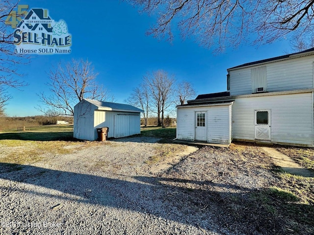 view of yard with an outbuilding and a storage unit