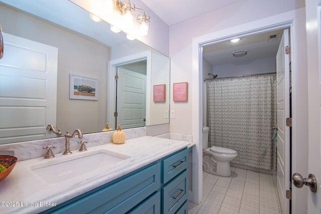 full bathroom featuring visible vents, toilet, vanity, and a shower with curtain