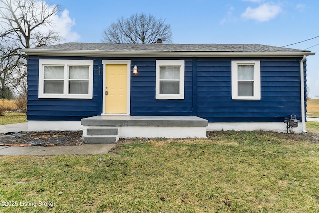 view of front of property featuring a front lawn