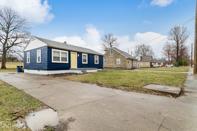 view of front of house featuring roof with shingles and a front yard