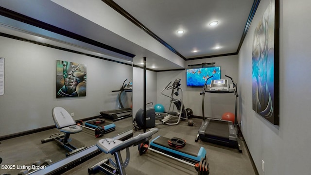 exercise room featuring recessed lighting, crown molding, and baseboards