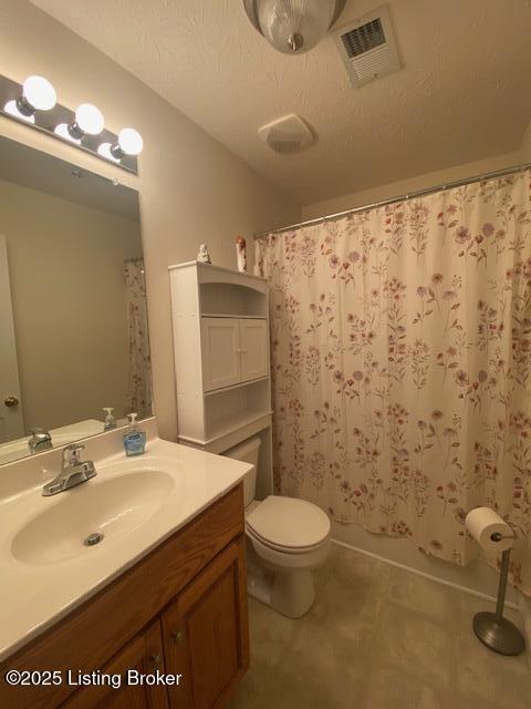 full bath with visible vents, toilet, a shower with curtain, a textured ceiling, and vanity