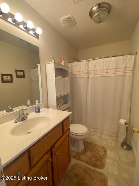 bathroom featuring visible vents, curtained shower, vanity, and toilet