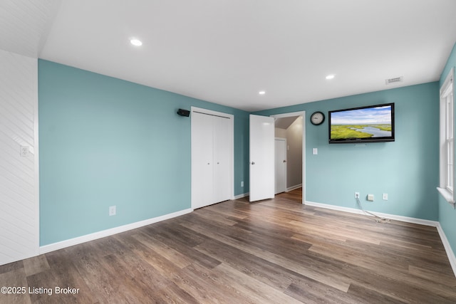 empty room with visible vents, recessed lighting, wood finished floors, and baseboards