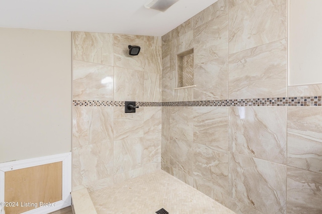 full bathroom featuring tiled shower