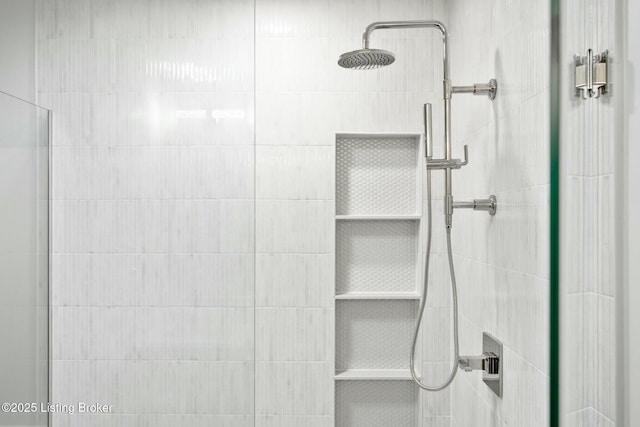 bathroom featuring a tile shower