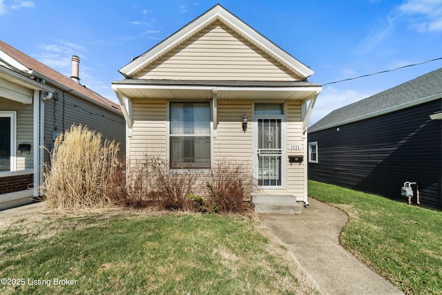 shotgun-style home featuring a front lawn