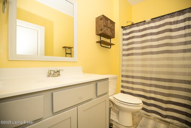 bathroom with toilet, a shower with shower curtain, and vanity