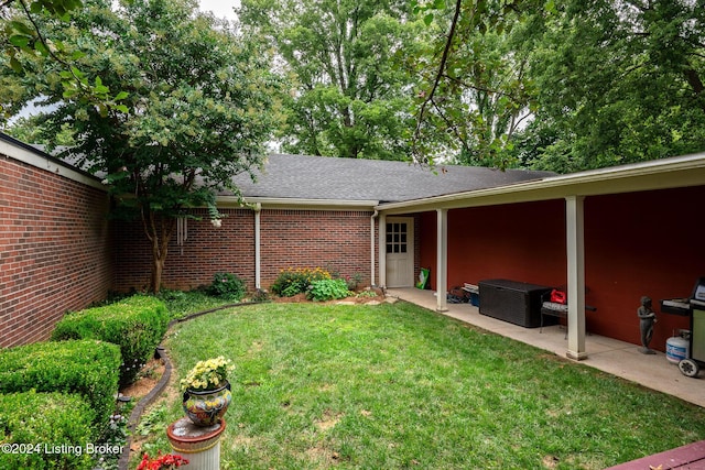 view of yard featuring a patio