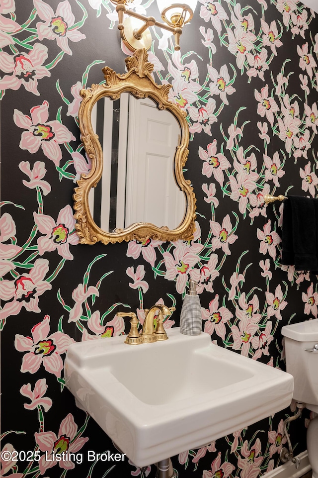 bathroom featuring a sink and toilet