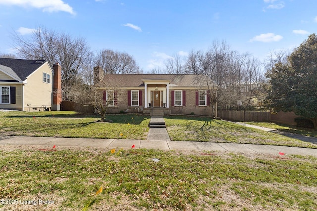 view of front of property featuring a front yard and fence