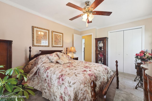 bedroom featuring carpet floors, a ceiling fan, ornamental molding, and a closet