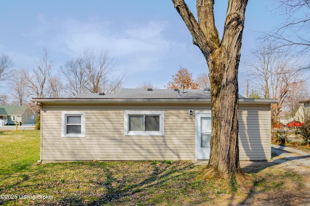 back of house featuring a lawn